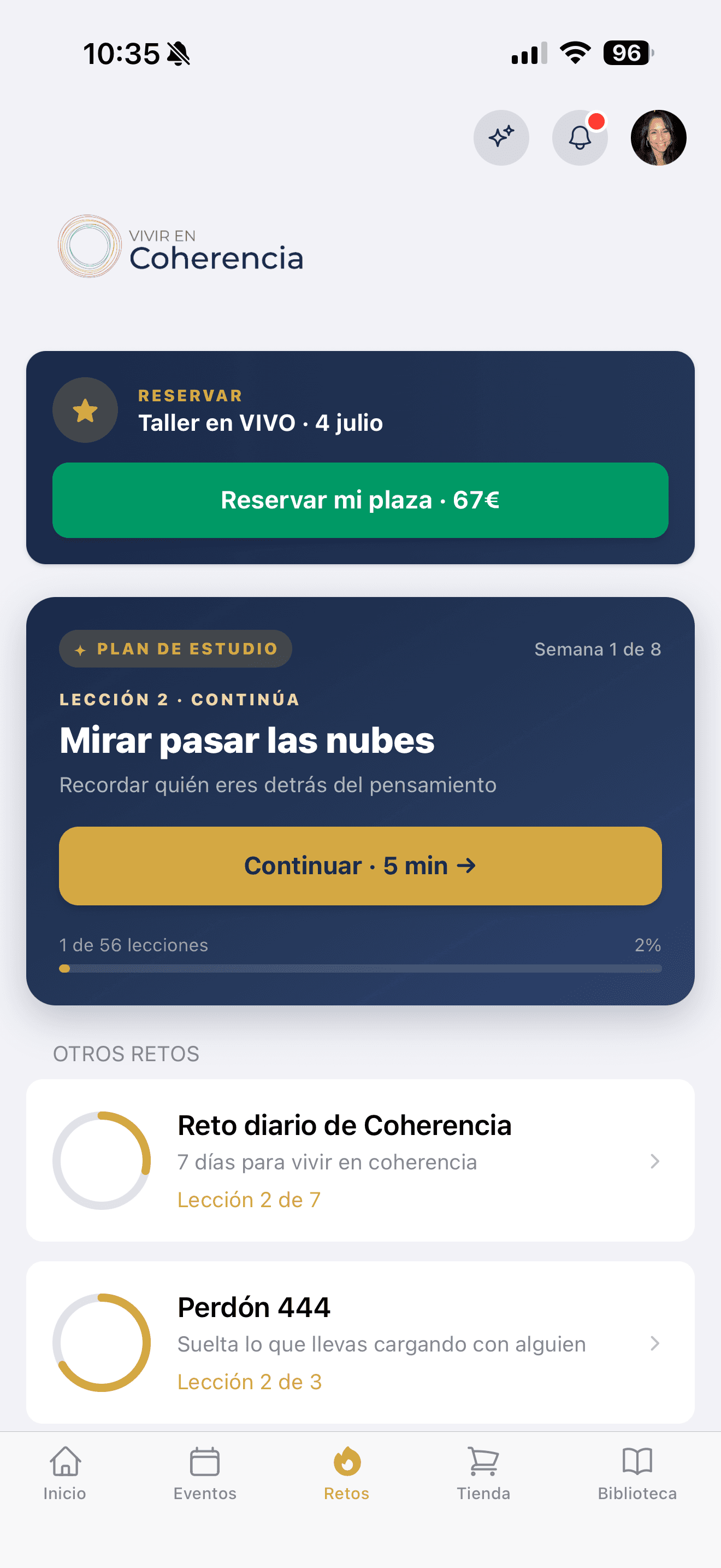 App Vivir en Coherencia – pantalla de retos diarios y reserva del taller en vivo